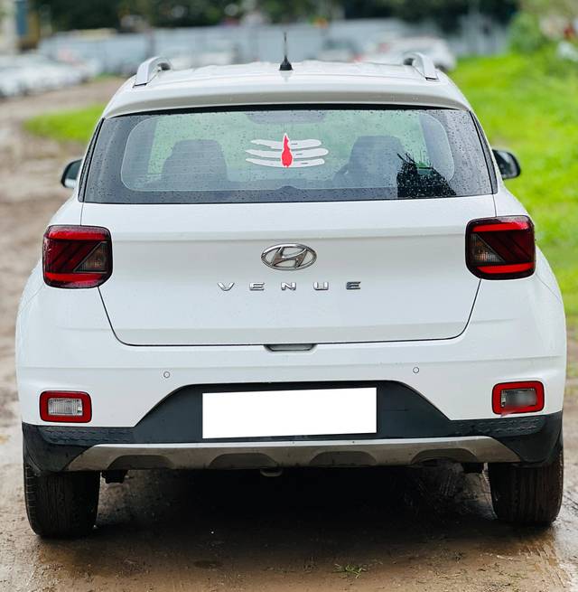 https://images10.gaadi.com/usedcar_image/4630185/original/processed_0e65d9dc824aac77f192db264f4f0d1b.jpg?imwidth=6402