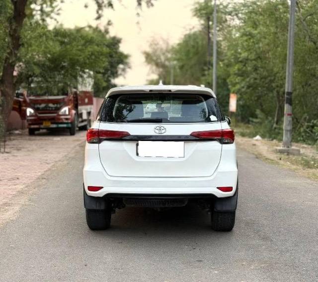 https://images10.gaadi.com/usedcar_image/4630197/original/processed_d48689f9-a7ff-47ac-98f8-4ce09858ed66.jpeg?imwidth=6401