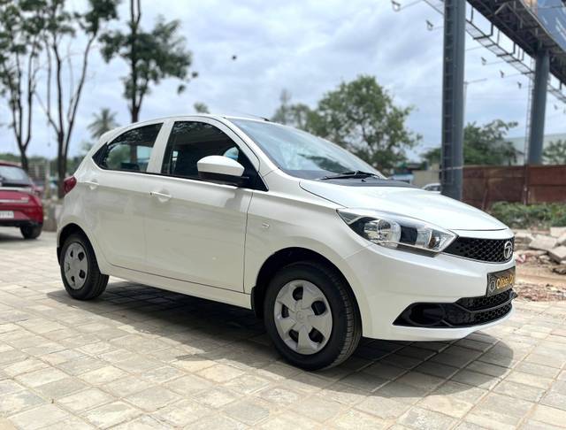 https://images10.gaadi.com/usedcar_image/4630227/original/processed_4c72af92ecef143f77fd43d8b5624d12.jpg?imwidth=6400