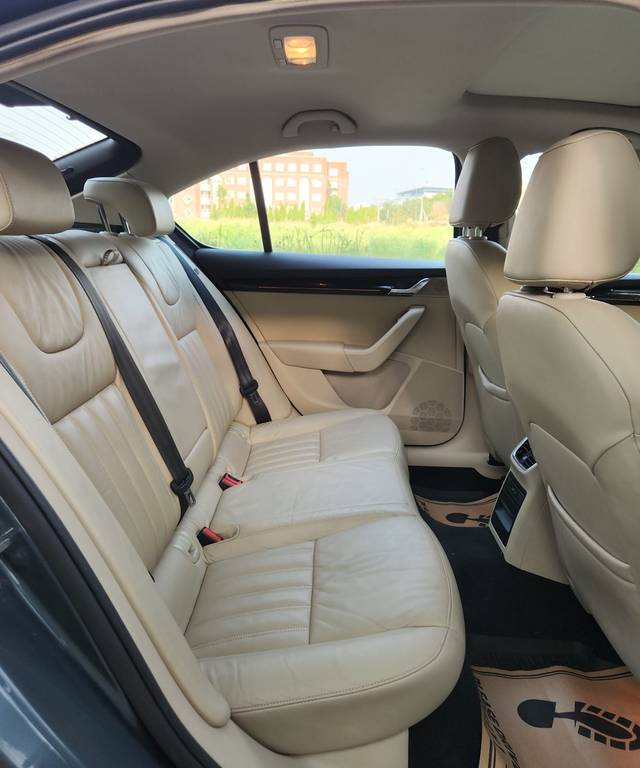https://images10.gaadi.com/usedcar_image/4630234/original/f421e9d866b28849780e5f288a036f7f.jpg?imwidth=6402