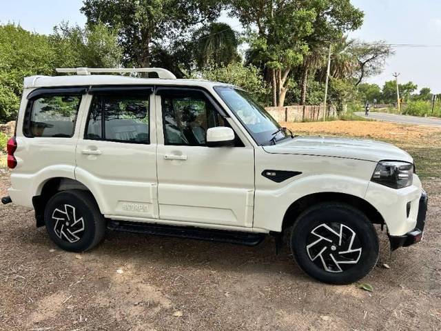 https://images10.gaadi.com/usedcar_image/4630283/original/processed_81972bd3-1548-44b4-a604-b41e44bb3136.jpg?imwidth=6401
