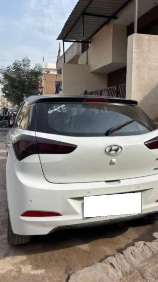 https://images10.gaadi.com/usedcar_image/4630305/original/processed_45837ae1-dd90-4e9e-b95e-d9869e98e243.jpg?imwidth=6401