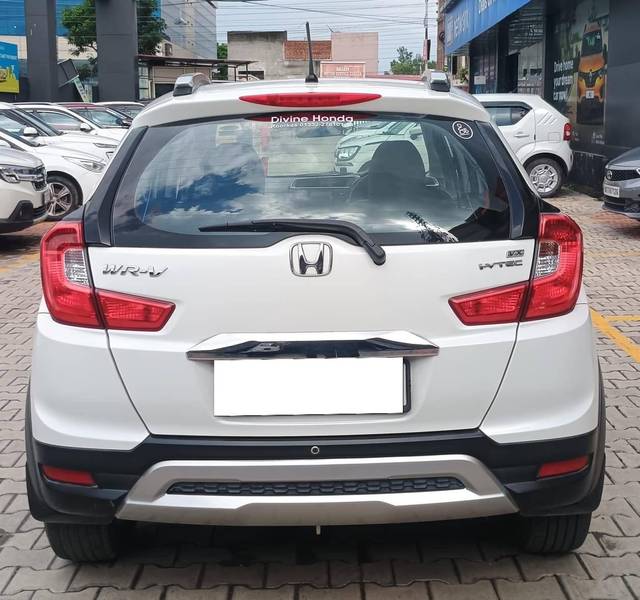 https://images10.gaadi.com/usedcar_image/4630309/original/processed_ae3a3de3-71d1-4d50-a219-a40be23ad9fa.jpg?imwidth=6402