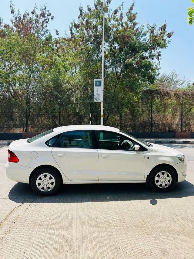 https://images10.gaadi.com/usedcar_image/4630314/original/processed_1b065e05-c5fe-49c3-9e1c-108c34191326.jpg?imwidth=6401