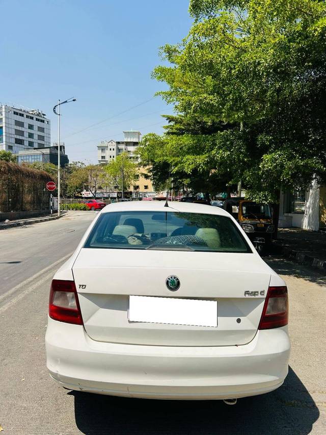 https://images10.gaadi.com/usedcar_image/4630314/original/processed_565daf65-1bc4-48ac-aeb6-15f72e89d461.jpg?imwidth=6402