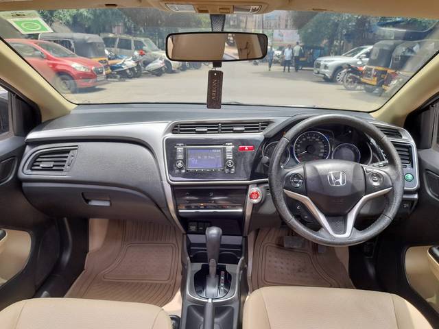 https://images10.gaadi.com/usedcar_image/4630319/original/23bb0d96cba2d27c5d62ef38286a40f4.jpg?imwidth=6402
