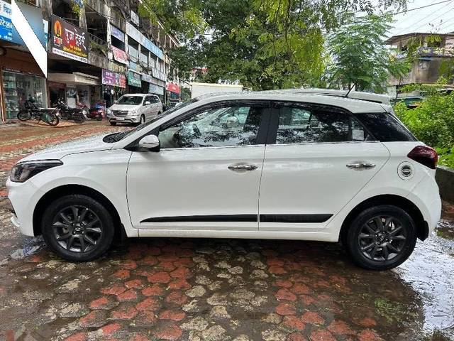 https://images10.gaadi.com/usedcar_image/4630322/original/processed_e0384b6a-be21-47b1-a54d-2dbf21e20f42.jpeg?imwidth=6402