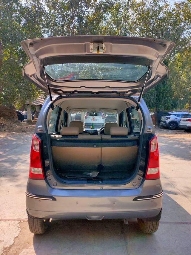 https://images10.gaadi.com/usedcar_image/4630375/original/258c70a2c205bc9b08248f4b86617c6c.jpg?imwidth=6402
