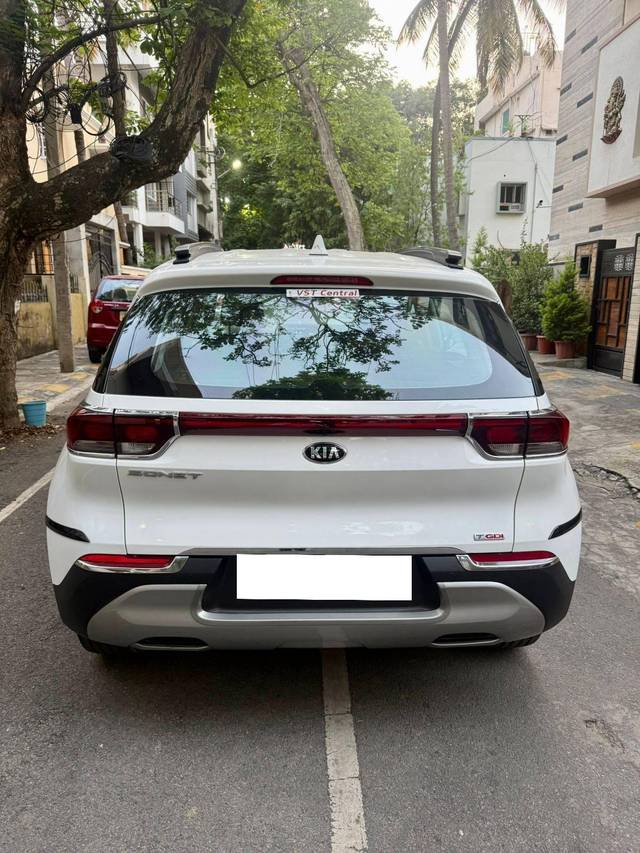 https://images10.gaadi.com/usedcar_image/4630380/original/processed_fd7f2b10d216bae74831f8d6ddece977.jpg?imwidth=6402