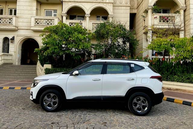 https://images10.gaadi.com/usedcar_image/4630425/original/dfbc7563e77b6ac5be87bc6b1738322c.jpg?imwidth=6402
