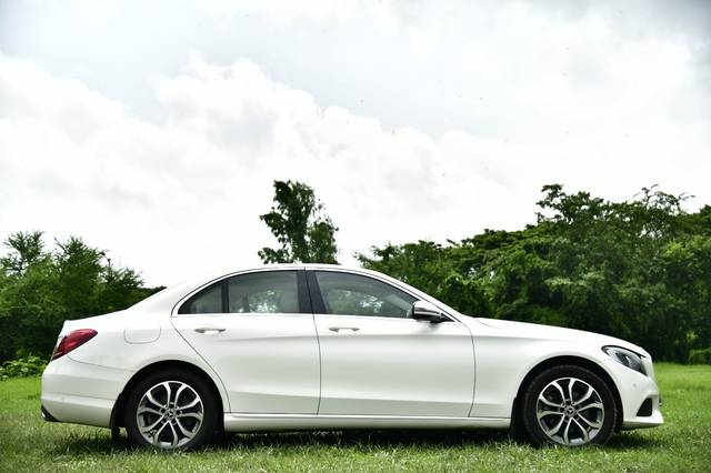 https://images10.gaadi.com/usedcar_image/4630447/original/b3db67f29d0de91d963464dde500bcdc.jpg?imwidth=6401