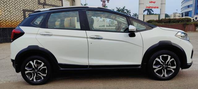https://images10.gaadi.com/usedcar_image/4630519/original/processed_8bb317b1b756f7968d2f8e1434310d57.jpg?imwidth=6401