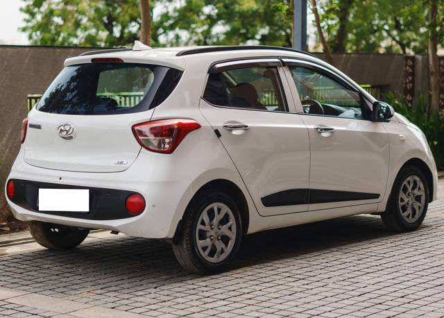 https://images10.gaadi.com/usedcar_image/4630588/original/processed_cb3d81b6fbc178336cbb1d71f98827f6.jpg?imwidth=6402