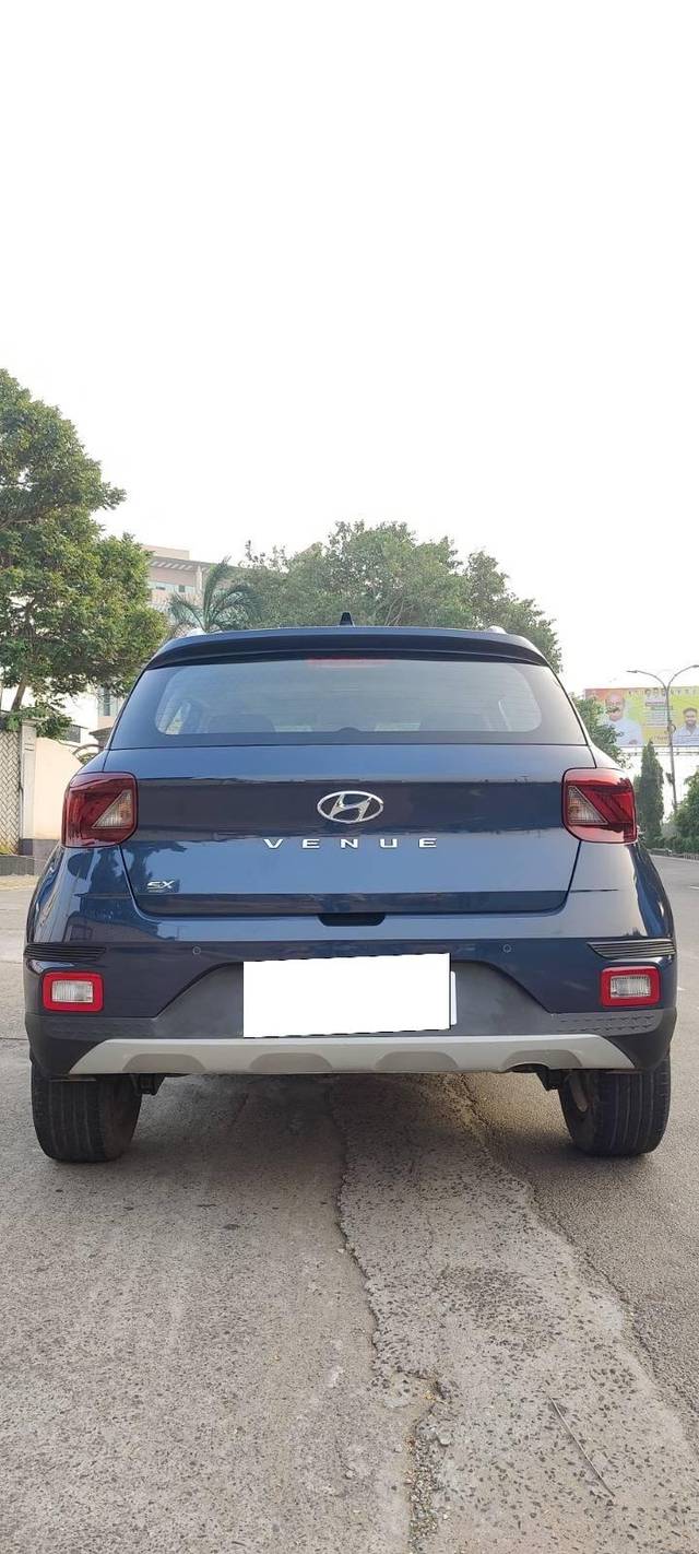 https://images10.gaadi.com/usedcar_image/4630592/original/processed_102e841300ae09064ac32eca469215c5.jpg?imwidth=6402