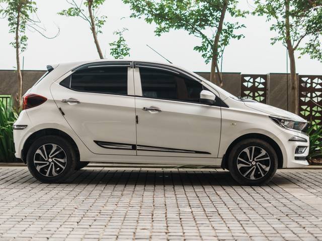 https://images10.gaadi.com/usedcar_image/4630593/original/15006edb7690327c28a858e088a3b54b.jpg?imwidth=6401