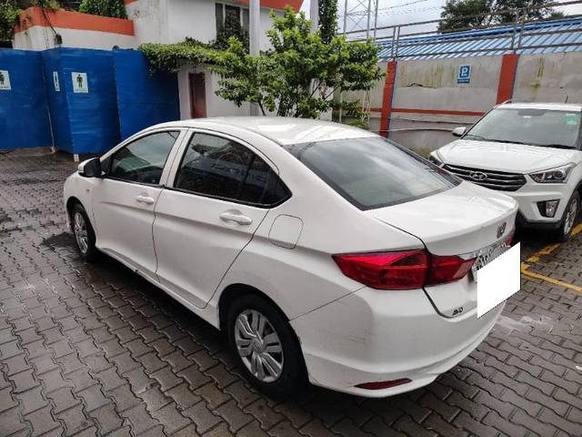 https://images10.gaadi.com/usedcar_image/4630625/original/processed_b48ba452-f767-455d-8a6d-fd9340b60bab.jpeg?imwidth=6402