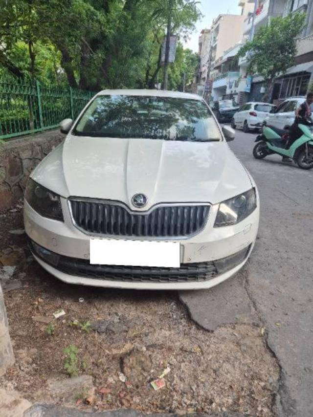 https://images10.gaadi.com/usedcar_image/4630649/original/processed_77f6cc25-aa54-4c47-bff3-a1ece81d9f41.jpg?imwidth=6400