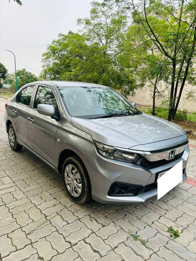 https://images10.gaadi.com/usedcar_image/4630657/original/processed_a6d02c0bba93e42da6c55ea5d040a994.jpg?imwidth=6400