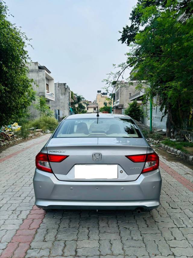 https://images10.gaadi.com/usedcar_image/4630657/original/processed_f2410e84fd13c8022eeeff71976231aa.jpg?imwidth=6401