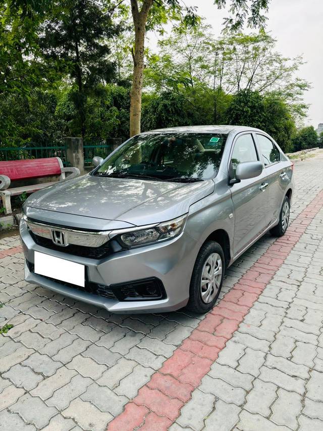 https://images10.gaadi.com/usedcar_image/4630657/original/processed_f2885f5991677aec8dd9d793b457ff88.jpg?imwidth=6402