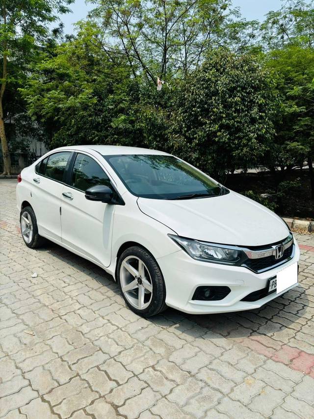https://images10.gaadi.com/usedcar_image/4630678/original/processed_1614ccaffb42352c2f37ed3beef19558.jpg?imwidth=6400