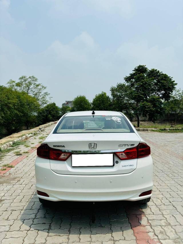 https://images10.gaadi.com/usedcar_image/4630678/original/processed_350fa43762c5d7b0a585083d7f21f1a7.jpg?imwidth=6401