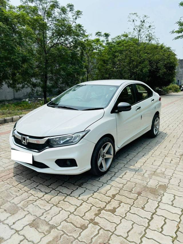 https://images10.gaadi.com/usedcar_image/4630678/original/processed_6b5e77aed3505adbdb125637f3cf3518.jpg?imwidth=6402