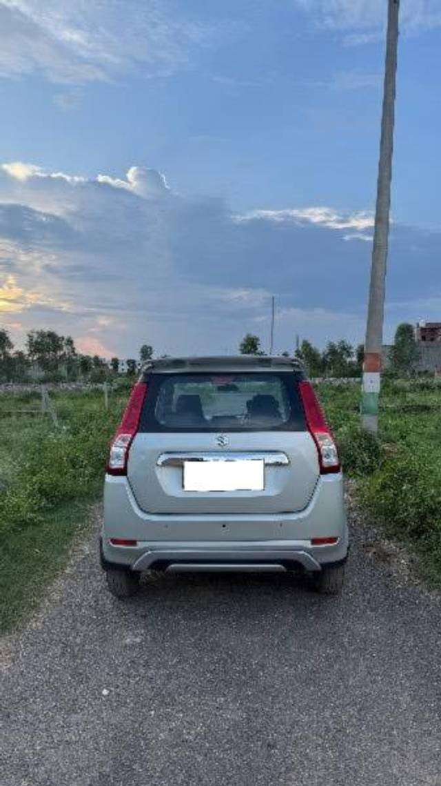 https://images10.gaadi.com/usedcar_image/4630691/original/processed_2f2335ed-3e89-42f0-90f3-417d326ab058.jpeg?imwidth=6401