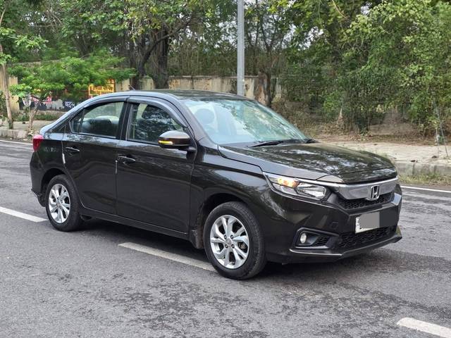 https://images10.gaadi.com/usedcar_image/4630773/original/processed_9b56d1ecd813e29a43d80754763352fe.jpg?imwidth=6400