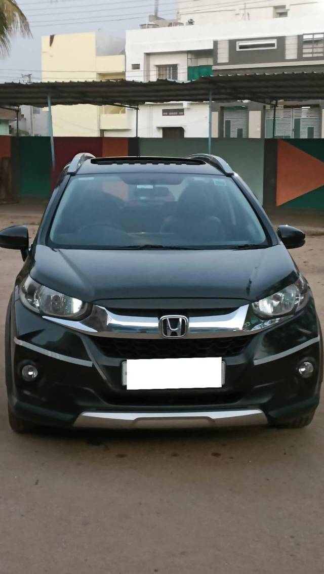 https://images10.gaadi.com/usedcar_image/4630776/original/processed_428523f4d68e006982d44b366bdb1aa3.jpg?imwidth=6400