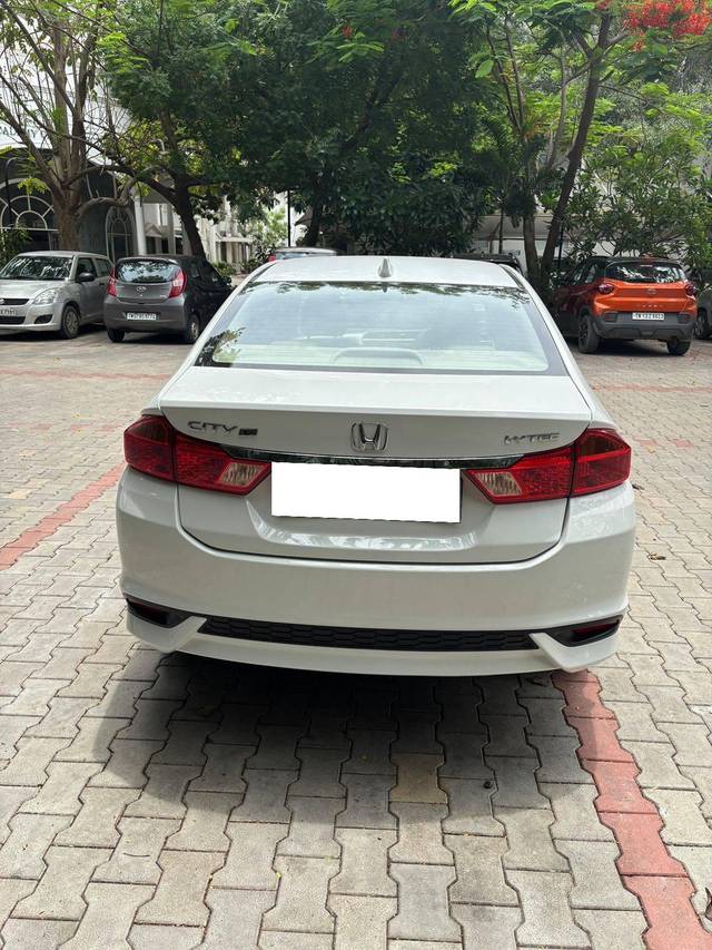https://images10.gaadi.com/usedcar_image/4630785/original/processed_8a10db515524dc5c4793a2bcdd810f8e.jpg?imwidth=6401