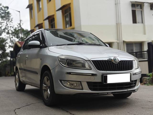 https://images10.gaadi.com/usedcar_image/4630809/original/processed_f9df09ffceff0799d29b290229af7baf.jpg?imwidth=6400