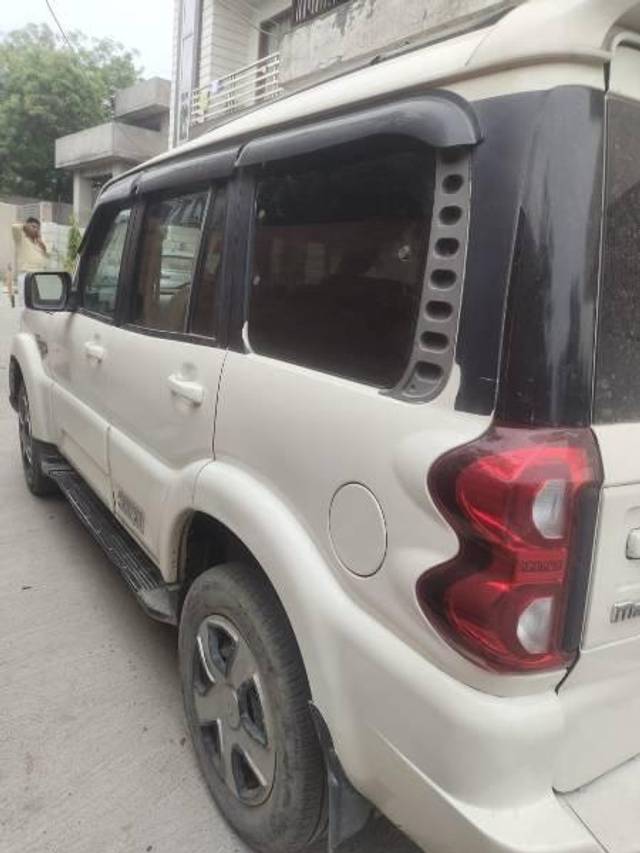 https://images10.gaadi.com/usedcar_image/4630933/original/processed_990be310-ae36-4244-b938-4321603c0262.jpg?imwidth=6401