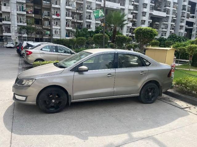 https://images10.gaadi.com/usedcar_image/4631254/original/processed_630b9cc5-2d15-4815-a618-5e73ab73b717.jpeg?imwidth=6401