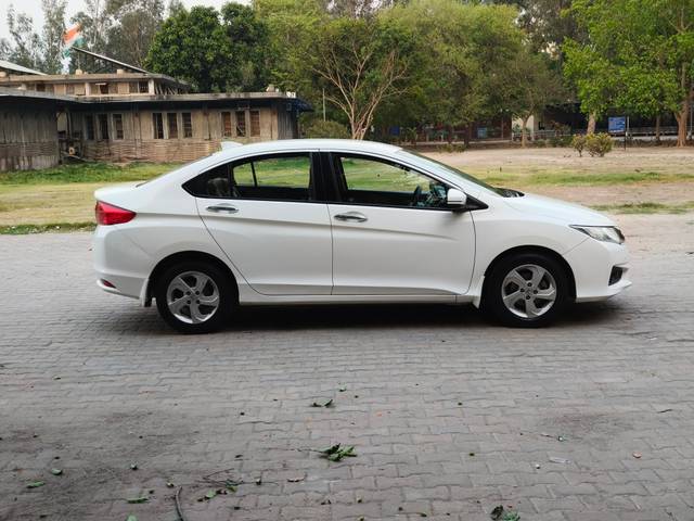 https://images10.gaadi.com/usedcar_image/4631274/original/c4b8733441809cebb8e6c82e86f96ddf.jpg?imwidth=6401