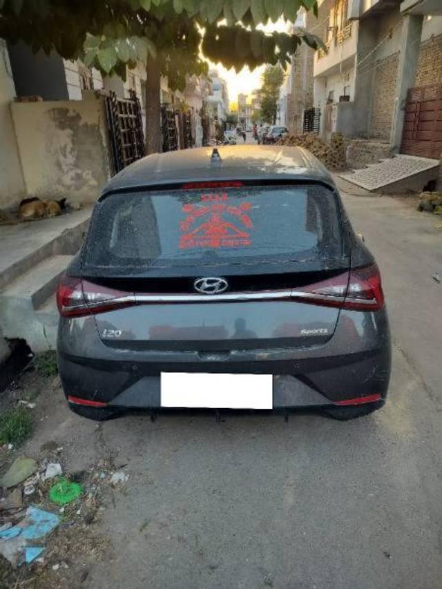 https://images10.gaadi.com/usedcar_image/4631347/original/processed_687f471c-87ef-442e-9ad5-5ec073e55539.jpg?imwidth=6402