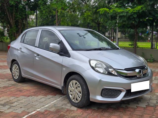 https://images10.gaadi.com/usedcar_image/4631518/original/processed_99e17d21096524d572165e6a5d7ea412.jpg?imwidth=6400