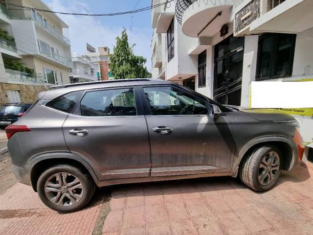 https://images10.gaadi.com/usedcar_image/4631615/original/processed_2442ab22-62a2-4943-a60e-d88651b51370.jpg?imwidth=6402