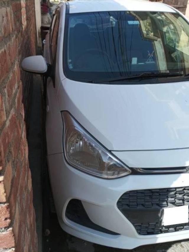 https://images10.gaadi.com/usedcar_image/4631621/original/processed_e777765c-58ff-408a-a451-92d877a11148.jpg?imwidth=6402