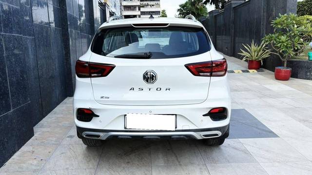 https://images10.gaadi.com/usedcar_image/4631654/original/processed_75e107bd1e9864826360f96b1f67bb88.jpg?imwidth=6402