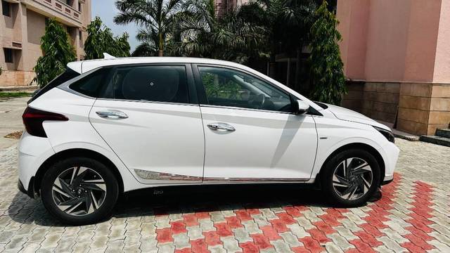 https://images10.gaadi.com/usedcar_image/4631685/original/processed_18915546-9318-43f4-a57a-ad0f1c4b50c4.jpg?imwidth=6401