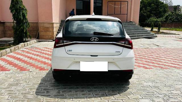 https://images10.gaadi.com/usedcar_image/4631685/original/processed_b8fade6f-5026-4ac9-8646-94a0e30939c4.jpg?imwidth=6402
