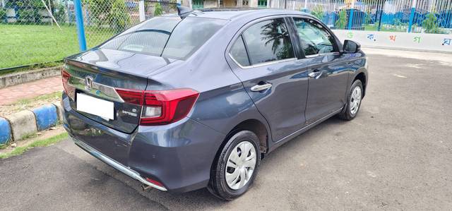 https://images10.gaadi.com/usedcar_image/4631741/original/processed_06c29226f5fb97c43ade2e6752eadf95.jpg?imwidth=6402