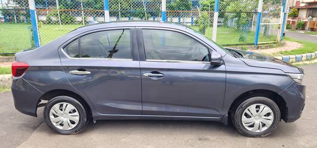 https://images10.gaadi.com/usedcar_image/4631741/original/processed_456d41b6c12f929d5d68b62ad27db8c3.jpg?imwidth=6401