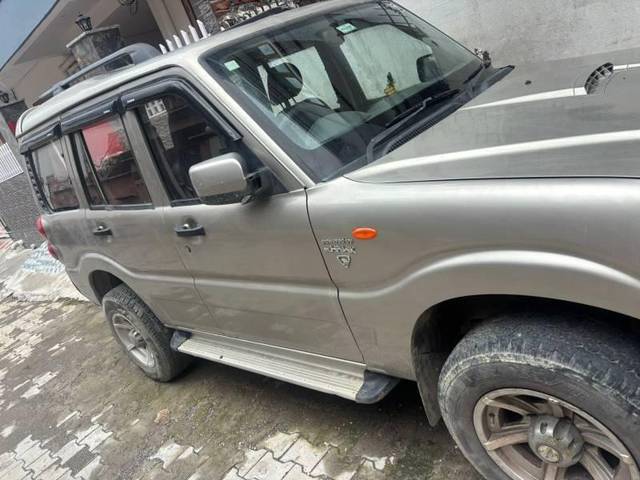 https://images10.gaadi.com/usedcar_image/4631782/original/processed_67d0c337-a06d-406f-81e9-aec15c9fc835.jpg?imwidth=6401