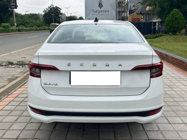 https://images10.gaadi.com/usedcar_image/4631865/original/processed_8080405b-1c0b-4553-ae69-eaadb7ca7f2b.jpg?imwidth=6401