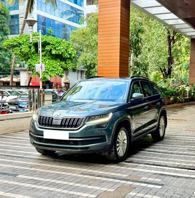 https://images10.gaadi.com/usedcar_image/4631883/original/processed_83f3e8c9-5210-4191-b28a-cb4d40c3c1a2.jpg?imwidth=6402