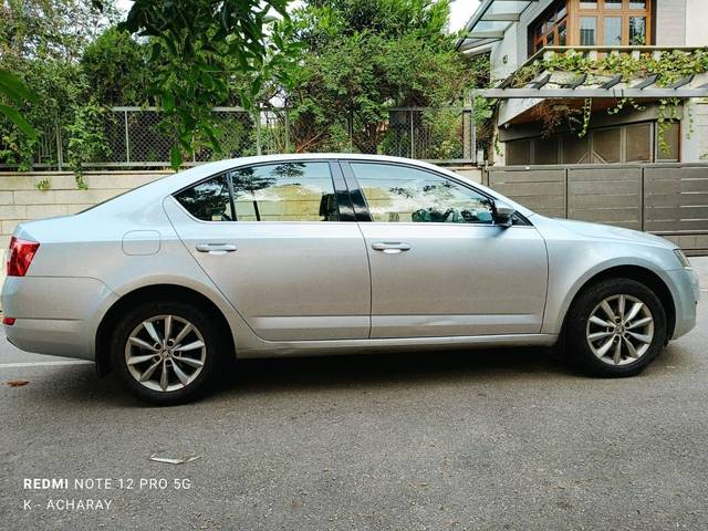 https://images10.gaadi.com/usedcar_image/4631927/original/processed_25990d5e36cbb282f50695f35d3dad1f.jpg?imwidth=6401