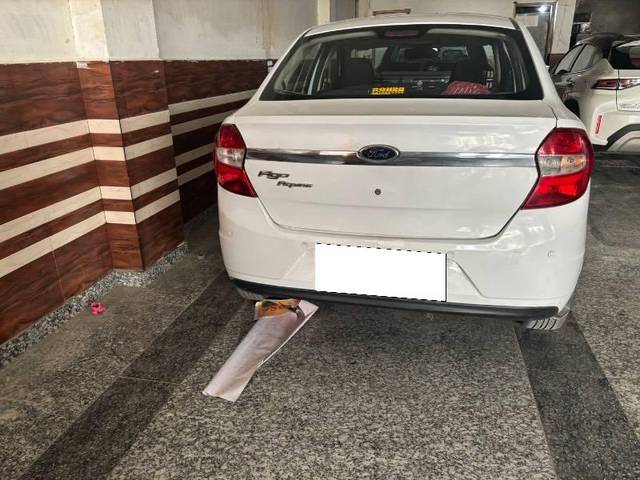 https://images10.gaadi.com/usedcar_image/4631950/original/processed_d1e55cf2-c87a-4e3e-8cd7-710ee888f926.jpeg?imwidth=6402