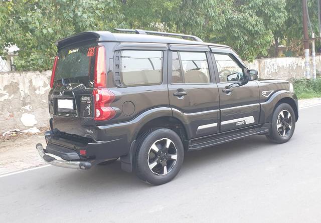 https://images10.gaadi.com/usedcar_image/4631957/original/processed_54909b6d49e0a9bfed8510141f3a869c.jpg?imwidth=6401